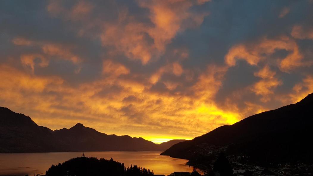 Spacious Home With Awesome Lake Views Queenstown Buitenkant foto