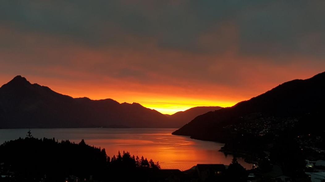 Spacious Home With Awesome Lake Views Queenstown Buitenkant foto