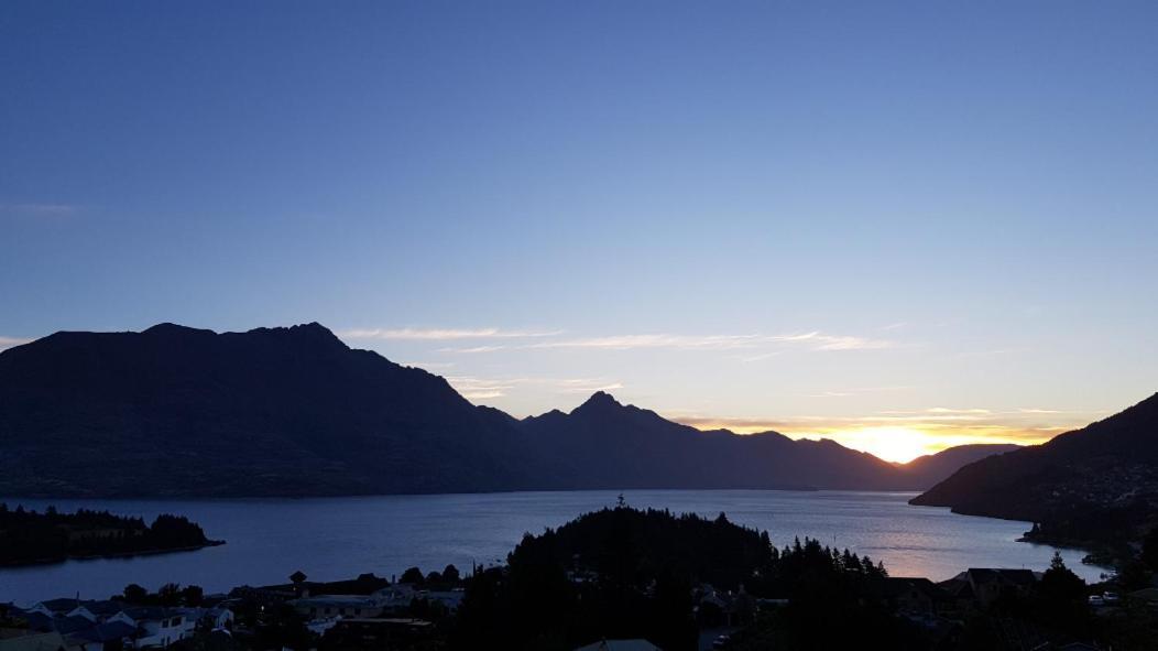 Spacious Home With Awesome Lake Views Queenstown Buitenkant foto